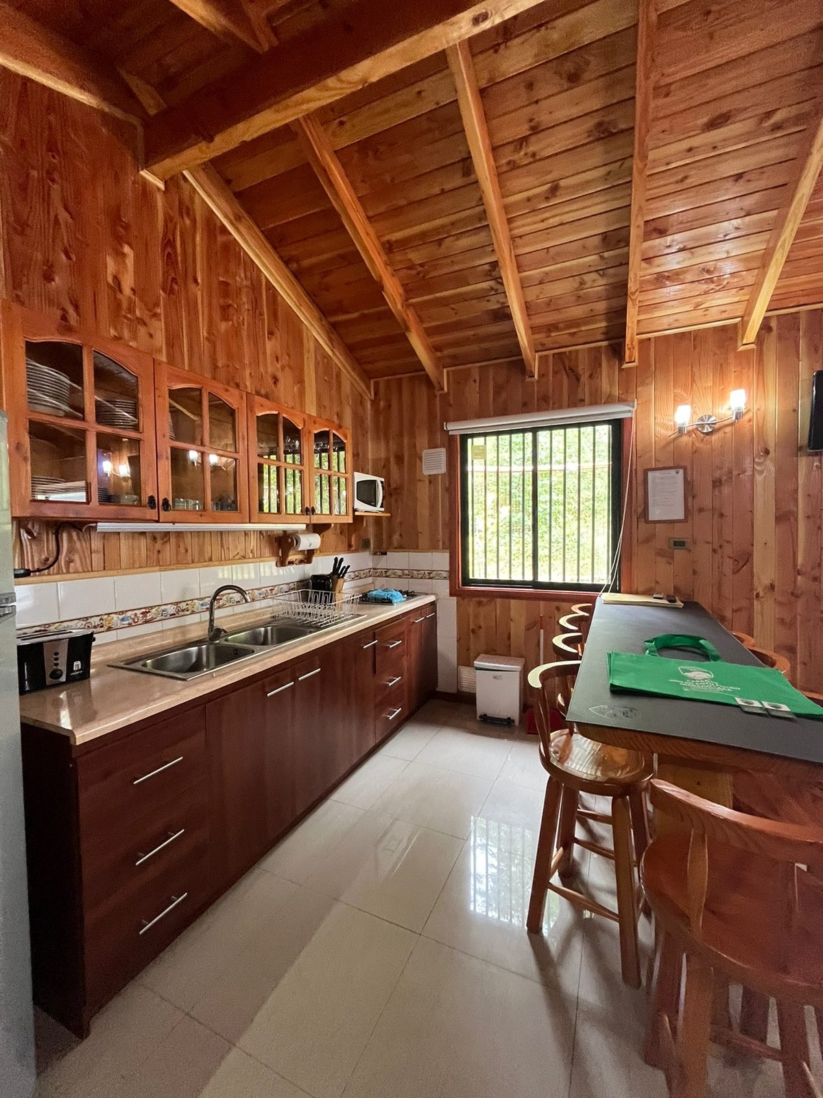 Interior equipado de cabaña Omilen Antü